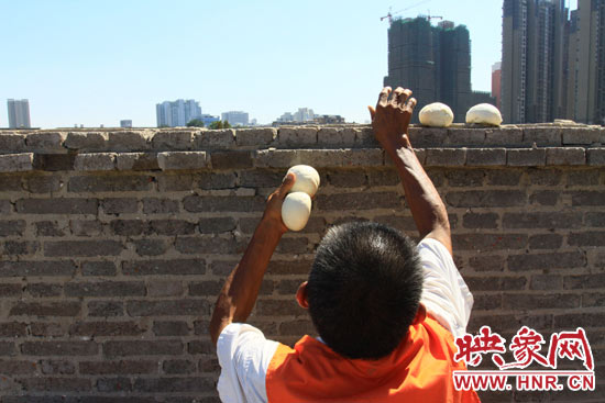 圖為老王在取曬干的饅頭。