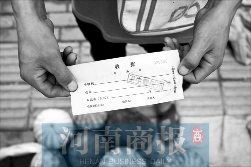 百花路附近的瓜農(nóng)宋師傅交完衛(wèi)生費(fèi)后收到一張收據(jù)，但沒有收款單位