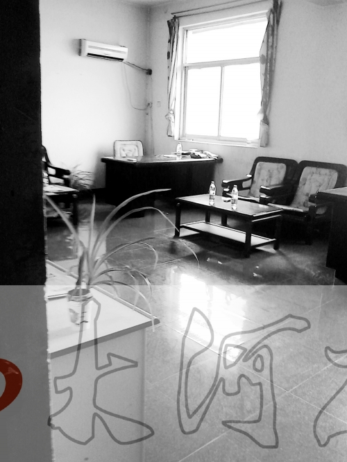 上班時(shí)間，這間辦公室內(nèi)卻空無一人。