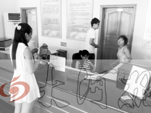 鄭州市人才交流服務(wù)中心二樓大廳，剛畢業(yè)大學(xué)生咨詢政策，工作人員卻在若無其事地玩手機。