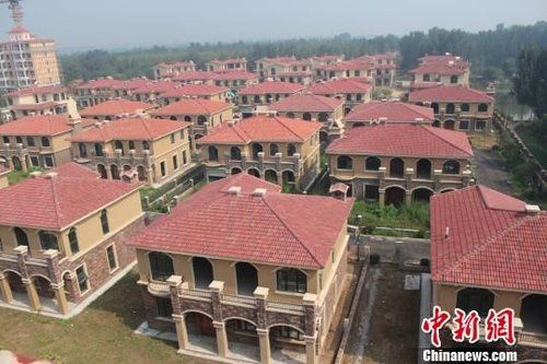 在鄭州市惠濟(jì)區(qū)花園口鎮(zhèn)申莊村的黃河岸邊，這處豪華別墅群蔚為壯觀。侯偉勝 攝