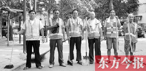 昨天下午6點，6名環(huán)衛(wèi)工人相伴乘坐B1返回27公里外的花園口村。