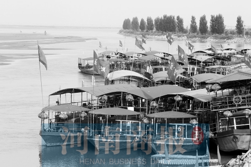 這些出航的船只，都沒有相關(guān)資質(zhì) 記者 王春勝/攝