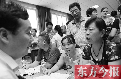 帶著孩子小升初的諸多疑問，眾多家長（右）向教育部門咨詢