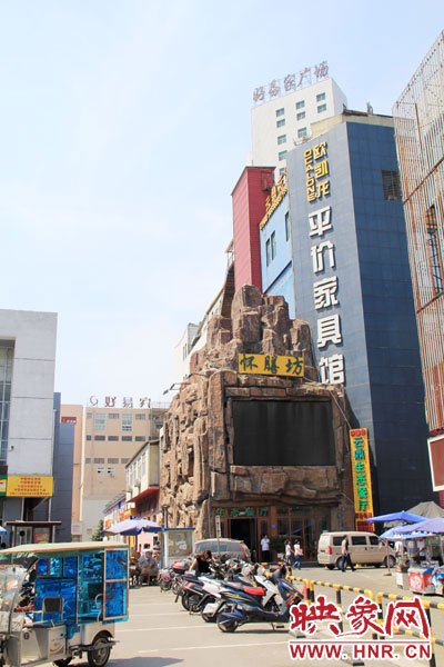 在該酒店一層的入口處，屹立著一座4層樓高的假山，氣勢(shì)雄偉。