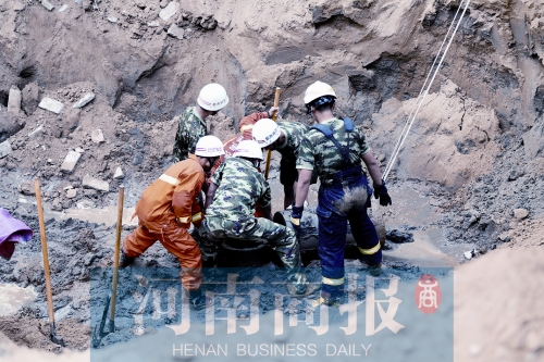 　　7個多小時的奮力救援，也沒能救回這個孩子