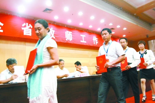 昨日，我省諸多優(yōu)秀教師獲頒“師德標(biāo)兵”、“師德先進(jìn)個(gè)人”等榮譽(yù)證書。