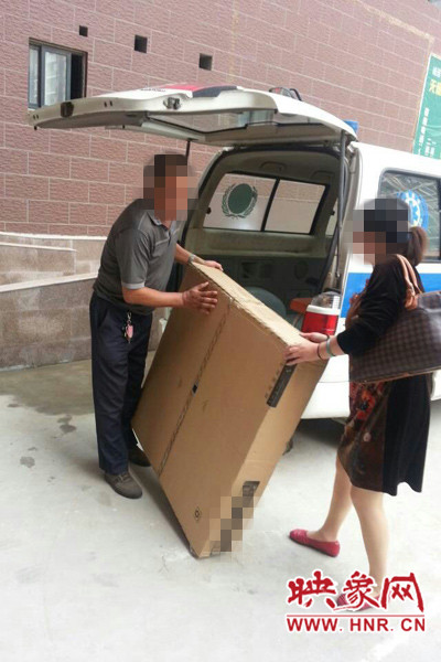 工作人員正在搬卸家具。