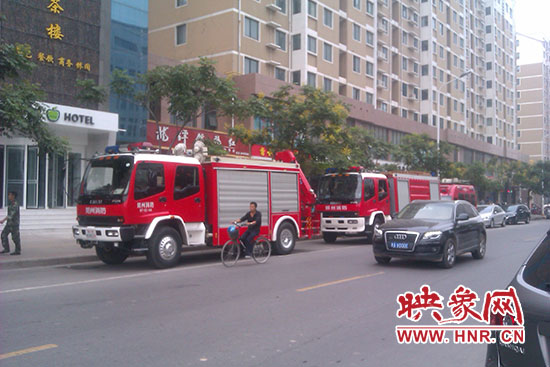 消防隊(duì)員趕來(lái)救援