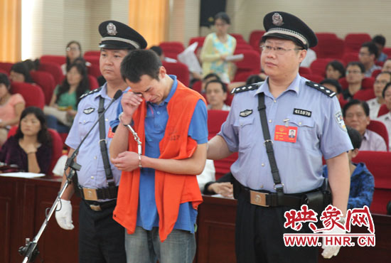 庭審現(xiàn)場，幾度流下淚水的小偉，后悔當(dāng)初太過沖動。魏海勇-攝