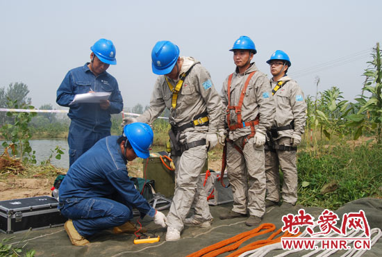 “弟兄們”每次上塔作業(yè)，樊建軍都要認(rèn)真核對檢查，不容一絲失誤出現(xiàn)。