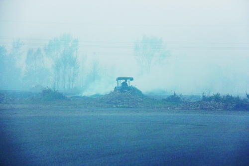 　9月底，南陽市社旗縣一處秸稈焚燒現(xiàn)場。此次督察通報(bào)，該縣被罰款9萬元。