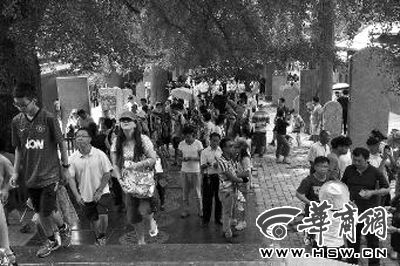 每天都有大量游客涌來，探訪他們心目中的少林