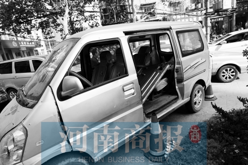 　面包車的后座上，放著被掰掉的車門