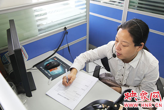 鄭州市人社局勞動監(jiān)察大隊(duì)副大隊(duì)長孫兆峰在接聽熱線