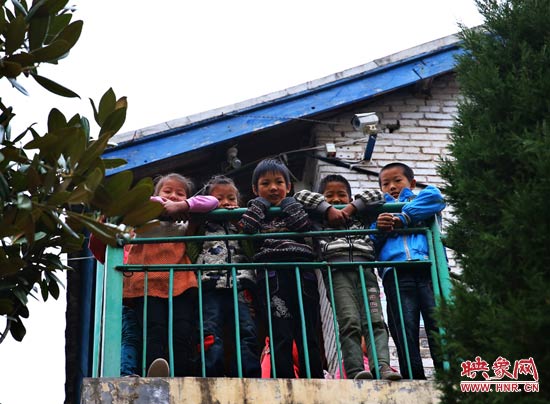 對(duì)于記者的到來(lái)，孩子們充滿了好奇