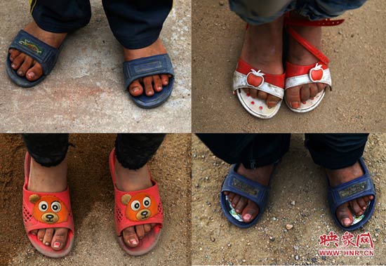 山里的溫度已經(jīng)很低了，有些孩子還是光腳穿著拖鞋。