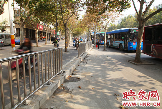 中原路大學(xué)路公交港灣非機(jī)動(dòng)車道變向處已加裝護(hù)欄