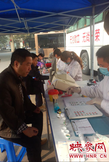 上午10時(shí)許，幾位市民在河南省人民會(huì)堂門(mén)口獻(xiàn)血