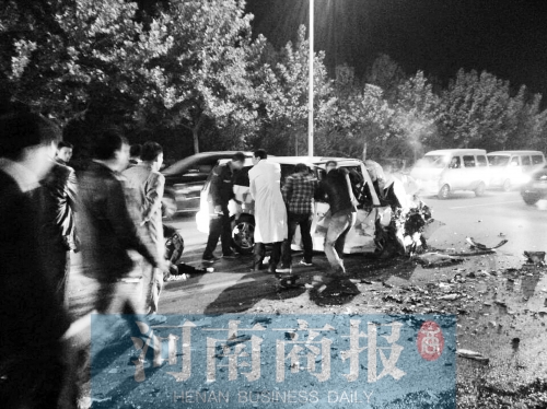 慘劇現(xiàn)場(chǎng)，眾人紛紛上前施救，有人拉住變形的車門，為傷者爭(zhēng)取救援時(shí)間