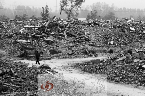 綠城街頭，海量的建筑垃圾令人觸目驚心。