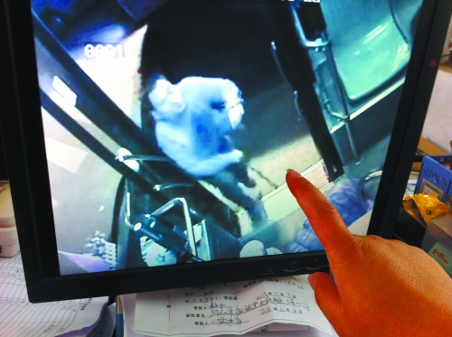 鄭州女公交車長遭歹徒卡脖索錢 公司欲為其頒發(fā)委屈獎(jiǎng)