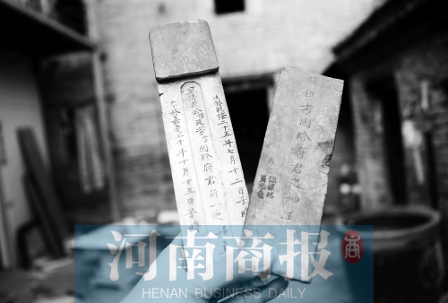 花五松的老宅里，還有祖上留下的牌位