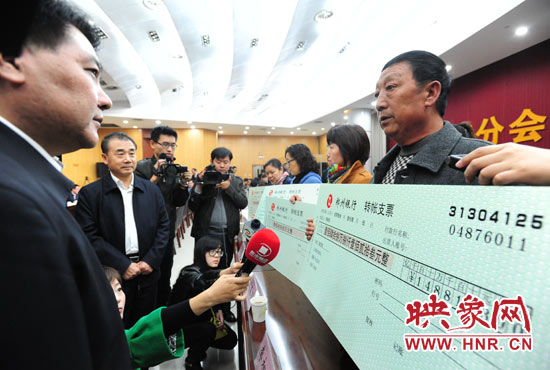 最高人民法院執(zhí)行局局長劉貴祥、河南省高級人民法院院長張立勇親手為申請執(zhí)行人員發(fā)放執(zhí)行款