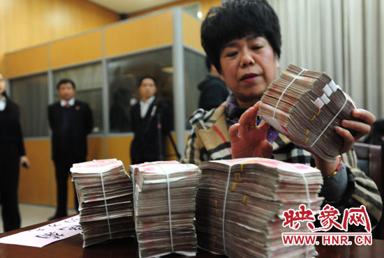 當(dāng)天共發(fā)放執(zhí)行款4110萬元。其中，支票4018萬元，現(xiàn)金92萬元。