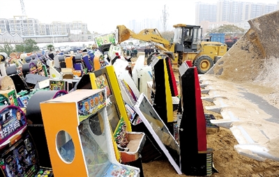 昨日16時(shí)，在鄭州市公安局治安支隊(duì)院內(nèi)，省會(huì)警方集中銷毀了“雷霆”行動(dòng)中查獲的賭博機(jī)等涉賭物品