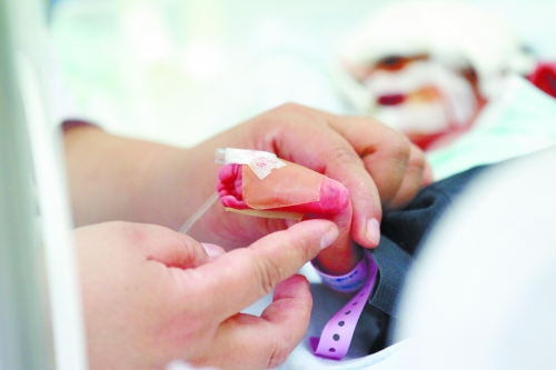 早產(chǎn)兩個月，孩子的生命之路更需要親人的陪伴。