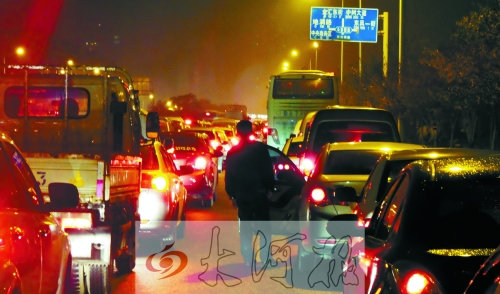 上周五晚上7點多,東風東路車輛擁堵,一個多小時只能前行100米。