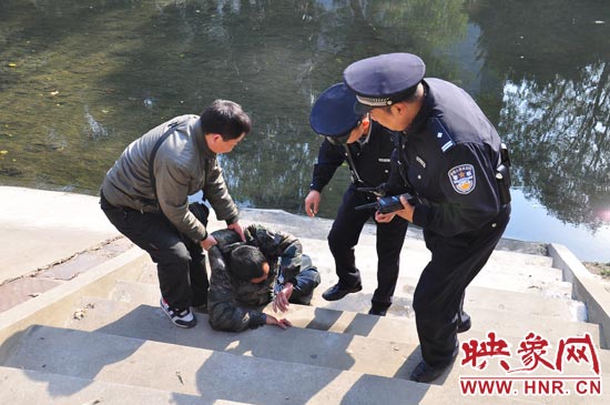 該男子滾入冰冷的金水河，嗆了幾口污水，連滾帶爬從水中出來，隨后被金水路派出所民警救上岸。