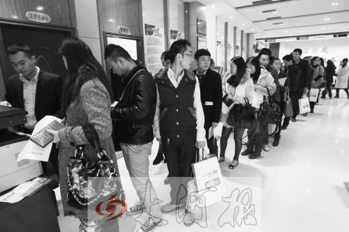 昨天,除復(fù)印材料處有新人排隊(duì)外,金水區(qū)民政局婚姻登記處大廳內(nèi)處未見(jiàn)新人排隊(duì)的火爆場(chǎng)景。