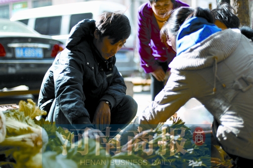 附近的市民得知了他的遭遇，紛紛前來買菜