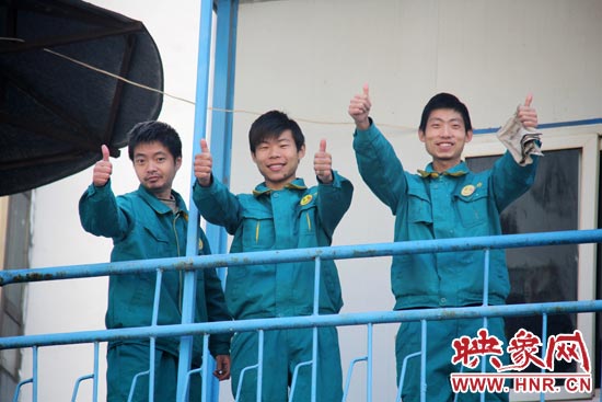 干的好的時候，他們會給同伴豎起大拇指