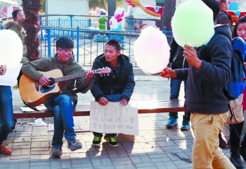 彈唱時(shí),隊(duì)友送來了靠講笑話賺的棉花糖。