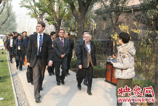 河南鄭州2013服務(wù)外包大會的嘉賓們參觀了金水科教園區(qū)和河南外包產(chǎn)業(yè)園并留下了深刻的印象。