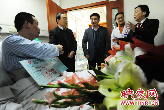 鄭州中院院長王新生親手將第一批賠償款50萬元交到郝發(fā)財手中