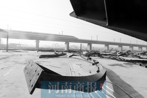 　鐵路兩側，不少建筑物已經(jīng)被拆除