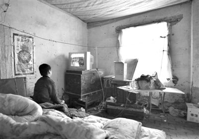 11月21日，武文英小兒子中午放學(xué)回家坐在床上看電視，母親進(jìn)看守所之后，小兒子變得沉默寡言。