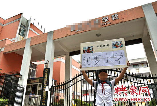 小聶對自己的母校感情很復(fù)雜。