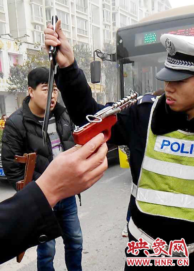 據(jù)當事交警描述，男子自知車上有刀，在車輛被逼停后，車上的另一名男子試圖將刀具交給到達現(xiàn)場的同伴。