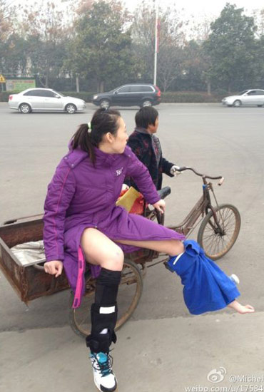 楊婕與朱婷相撞受傷下場-街頭大媽三輪送賓館。