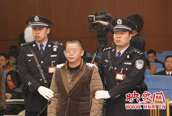 被告人被法警帶上法庭時(shí)，身上沒有戒具，也沒有剃光頭。（圖片來源于微博@豫法陽光）