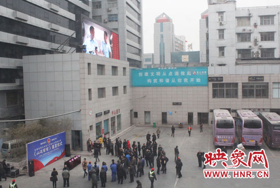 大巴車內(nèi)均在播放著這部以農(nóng)民工討薪為題材的微電影。