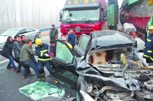 現(xiàn)場(chǎng)慘不忍睹，眾人合力施救。