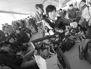 由于媽媽生病，盧文成只得中途放棄騎行改乘火車趕回老家。