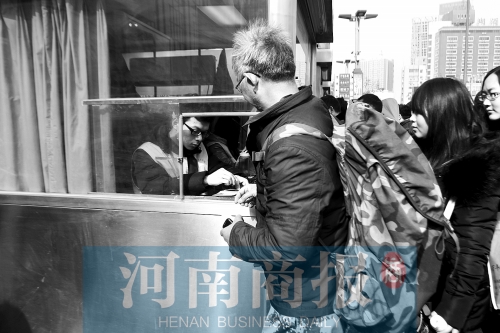 趙俊方在鄭州火車站進(jìn)站，準(zhǔn)備前往甘肅災(zāi)區(qū)和災(zāi)民一起過春節(jié)。記者 唐韜/攝