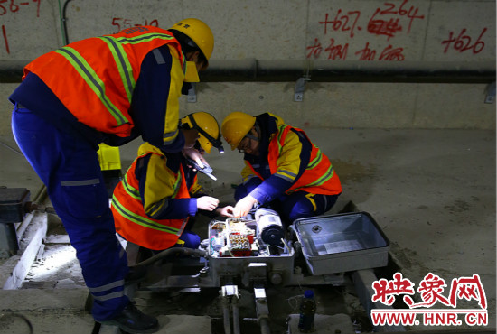 鄭州地鐵設(shè)備部各工種的同事們每晚在夜深人靜時的隧道里堅守著自己的崗位。